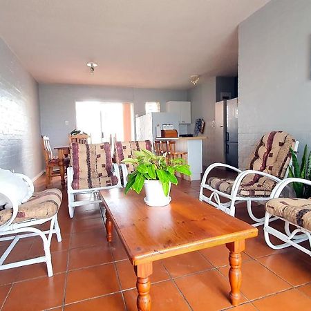 Family Beach Escape: Fully-Equipped 6 Sleeper Apartment Jeffreys Bay Exterior photo