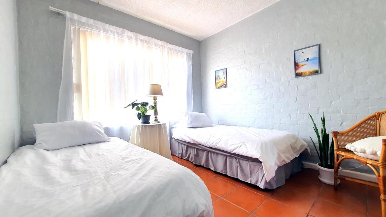 Family Beach Escape: Fully-Equipped 6 Sleeper Apartment Jeffreys Bay Exterior photo